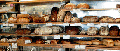 Auswahl an Brotsorten im Regal